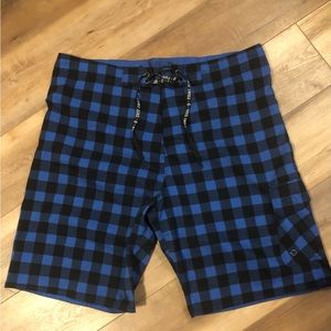 POINT ZERO BLUE & BLACK CHECK SHORTS SIZE XXL (MEASURES 21" AT WAISTBAND)